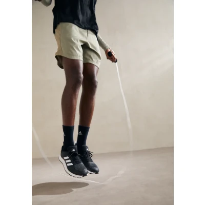 Obrázok používateľa adidas Performance Everyset Trainer Unisex Tréningová obuv, Veľkosť: 38 2/3, Core black/cloud whiteTopánky